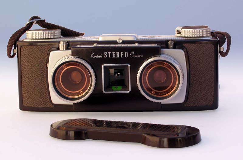 Kodak Stereo : l'appareil de face avec filtres oranges et bouchon d'objectif.