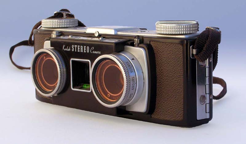 Kodak Stereo : l'appareil de 3/4 face avec filtres oranges.