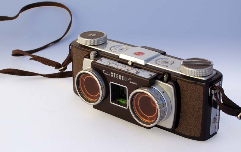 Kodak Stereo : l'appareil de 3/4 face et les filtres oranges.