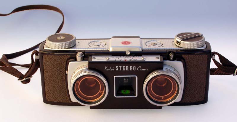 Kodak Stereo : l'appareil de face et les filtres oranges.